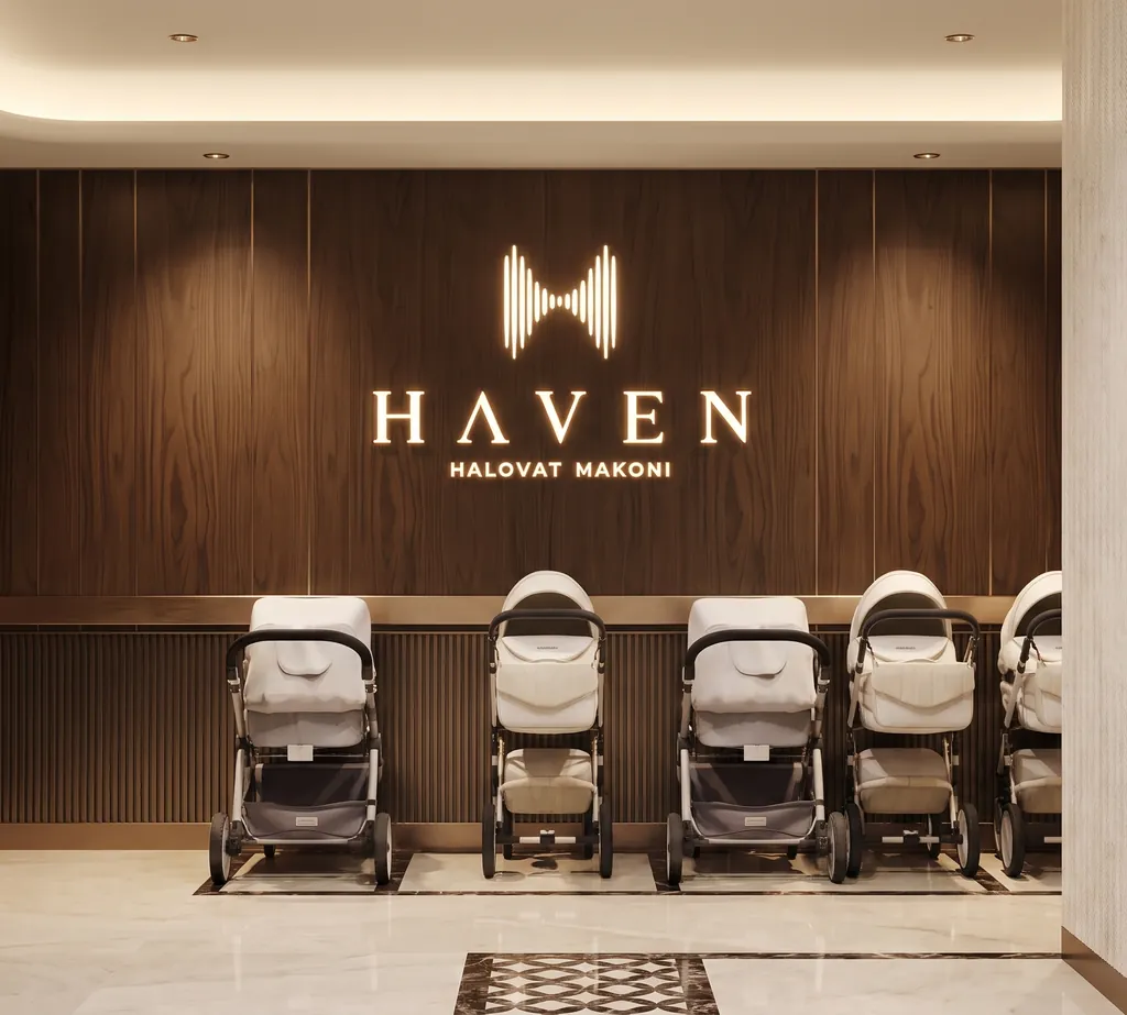 Колясочная HAVEN: светлые коляски в ряд у ореховой стены